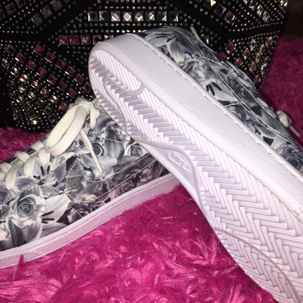 NIKE Women’s Black/Grey flower sneakers🌺